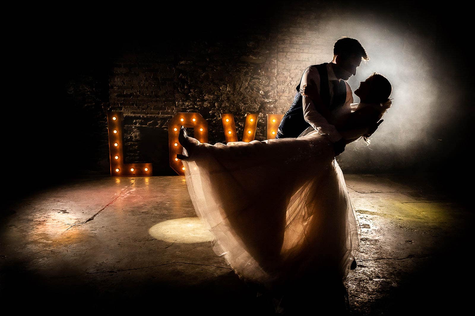 Hochzeitspaar tanzt den Eröffnungstanz in der Alten Schlossfabrik Solingen bei iseiner Hochzeit. Hochzeitsfotografin Remscheid Sina Frantzen bildsprache.