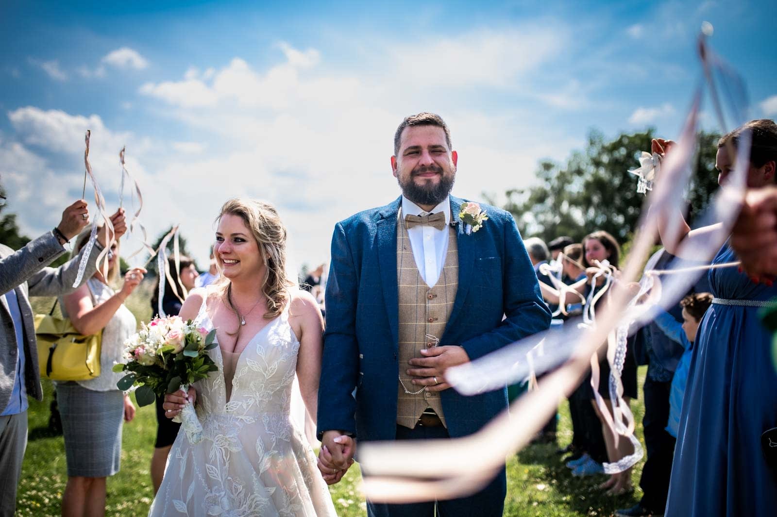 Hochzeitspaar verlässt die freie Trauung umringt von Gästen kurz vor dem Start ihrer Feier der Hochzeit im Essenz in Wuppertal. Hochzeitsfotograf Remscheid Sina Frantzen